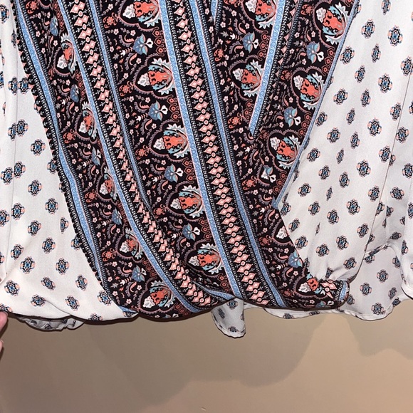 Xhilaration long sleeve top , deep V open front size large - Picture 3 of 8